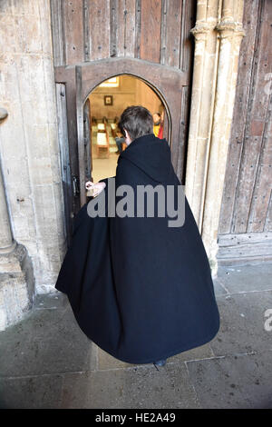 Les choristes du garçon de Wells Cathedral Choir entrer dans la cathédrale pour la messe de Pâques. Banque D'Images