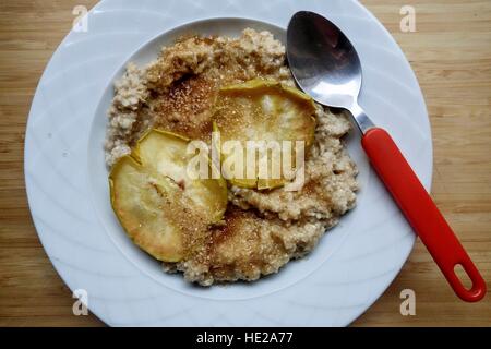 Sex Quaker Oats bouillie avec pomme au four et le sucre brun Banque D'Images