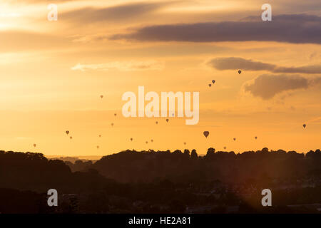 Silhouetté montgolfières au coucher du soleil sur la vallée d'Avon près de Bath pendant l'ascension de masse, une partie de la Bristol Balloon Fiesta, le 13 août 2016. Banque D'Images