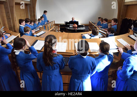 Les choristes de Wells Cathedral Choir le jour de Pâques la préparation de la messe, exerçant à l'école chanson Wells Cathedral. Banque D'Images