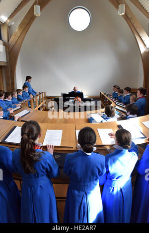 Les choristes de Wells Cathedral Choir le jour de Pâques la préparation de la messe, exerçant à l'école chanson Wells Cathedral. Banque D'Images