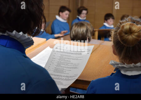 Les choristes de Wells Cathedral Choir le jour de Pâques la préparation de la messe, qui pratique dans la chanson l'école à la cathédrale de Wells. Banque D'Images