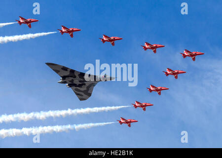 L'Avro Vulcan de la RAF Bomber XH558 avec les flèches rouges Vulcan formation hommage pour célébrer les Vulcains dernière année de vol Banque D'Images