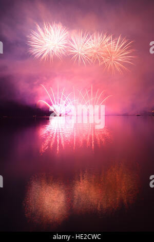 D'artifice spectaculaires couleurs reflétant dans l'eau Banque D'Images