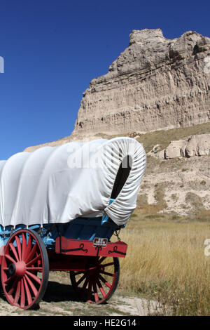 Recréé chariot bâché à Scotts Bluff National Monument sur l'Oregon Trail au col Mitchell de l'ouest du Nebraska Banque D'Images