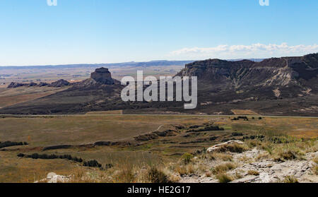 Scotts Bluff National Monument sur l'Oregon Trail, dans le Nebraska. La route ci-dessous suit l'itinéraire original thru Mitchell Col Banque D'Images