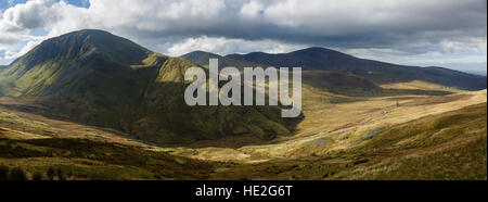 Vue sur la vallée Afon Arddu depuis le sentier Llanberis jusqu'à Snowdon (Yr Wyddfa), Snowdonia National Park (Eryri), Gwynedd, pays de Galles Banque D'Images