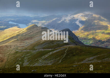 Vue depuis le chemin d'Idan Snowdon à Clogwyn Station avec l'Llanberis Pass et Llyn Padarn au-delà, au nord du Pays de Galles. Banque D'Images