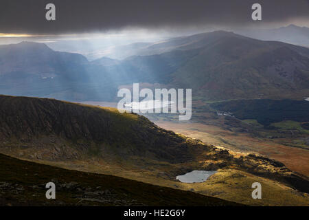 Vue depuis le sentier de Llanberis près du sommet de Snowdon (Yr Wyddfa), parc national de Snowdonia (parc national d'Eryri), Gwynedd, pays de Galles. Banque D'Images