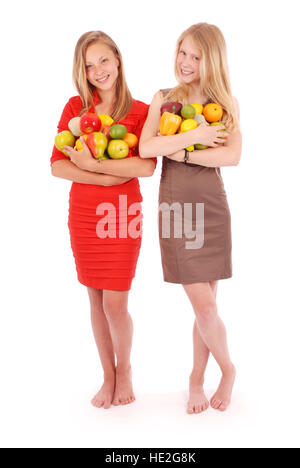 Deux girl holding fruits isolated on white Banque D'Images