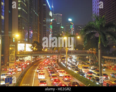 Vue plongeante sur occupation Hong Kong l'heure de pointe à la recherche le long de la station de métro Gloucester Road à Wan Chai de nuit Banque D'Images