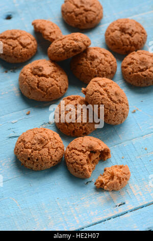 Biscuits amaretti sur la table - Cuisine italienne de confiseries Banque D'Images