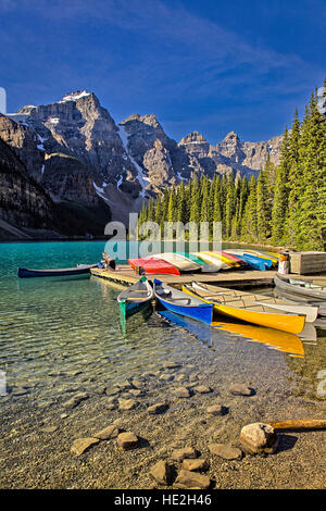 Deux touristes se détendre sur le quai au lac Moraine, dans le parc national Banff Alberta Canada