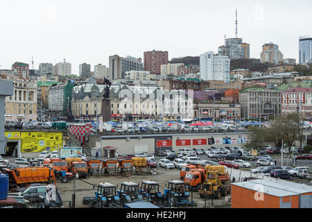 Vladivostok, Russie - Octobre 21th, 2016 : Vladivostok, le marché sur une place centrale avec un monument aux combattants de la puissance. Banque D'Images