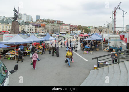 Vladivostok, Russie - Octobre 21th, 2016 : Vladivostok, numéros de trading sur une place centrale de Vladivostok. Banque D'Images