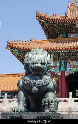 Lion de bronze qui garde l'entrée de la porte de l'harmonie suprême de la Cité Interdite, à Beijing en Chine. Banque D'Images