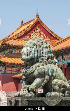 Lion de bronze qui garde l'entrée de la porte de l'harmonie suprême de la Cité Interdite, à Beijing en Chine. Banque D'Images