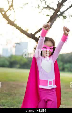 Les super-héros pour les enfants joyeux exprimant Concept positivité Banque D'Images