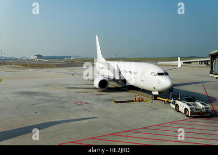 Avion à l'aérogare gate prêt à décoller à l'aéroport international moderne. Banque D'Images