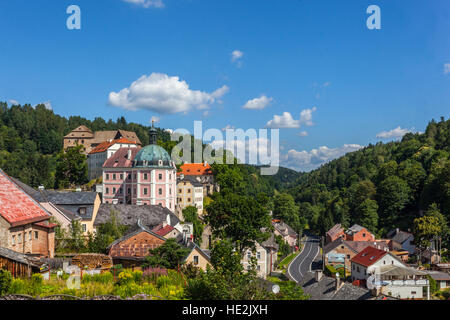 Village paysage tchèque Becov nad Teplou Skyline. Châteaux baroques et gothiques Château magnifique, région Karlovy Vary République Tchèque, Europe, campagne Banque D'Images