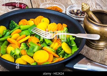 Ragoût de légumes carottes, haricots verts et brocoli dans une poêle Banque D'Images