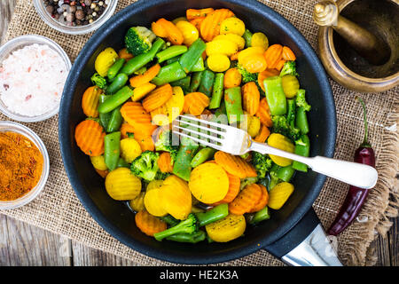 Ragoût de légumes carottes, haricots verts et brocoli dans une poêle Banque D'Images