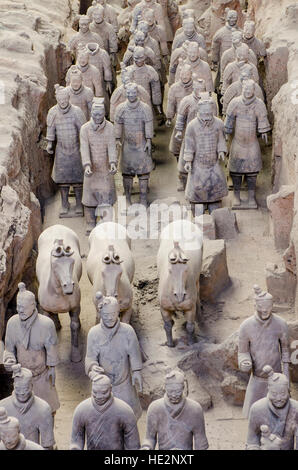 Poterie argile excavés sculptures de guerriers en terre cuite du musée de statues de guerriers Xian, Chine. Banque D'Images