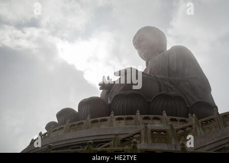 Silhouette de la Tian Tan Buddha (Big Buddha) statue sur l'île de Lantau à Hong Kong, Chine. Banque D'Images