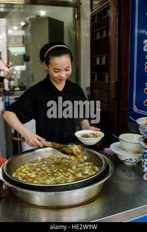 Hui uyghur woman preparing food soupe sur le marché du quartier musulman, Xian, Chine. Banque D'Images