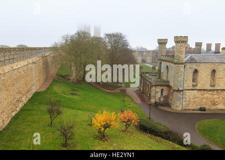 La Cathédrale de Lincoln dans la brume, vu de l'intérieur de motifs du Château de Lincoln et palais de justice. Dans la région de Lincoln, en Angleterre. Banque D'Images