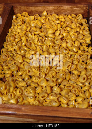 Tortellini cru pâtes italiennes en bois en boîte à compartiments Banque D'Images