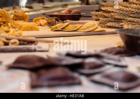 Tortellini, tagliatelle pâtes Italiennes, Cutter rouleau à pâtisserie, gerbes de blé et d'oeufs sur la farine Banque D'Images