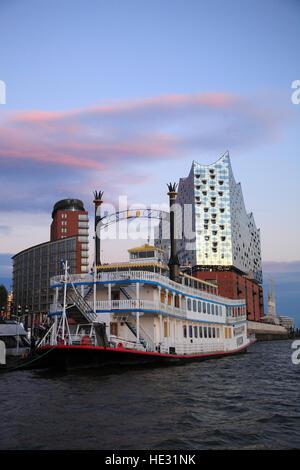 En face de vapeur à aubes Elbphilharmonie, Elbe Philharmonie Hall, le port de Hambourg, Allemagne, Europe Banque D'Images