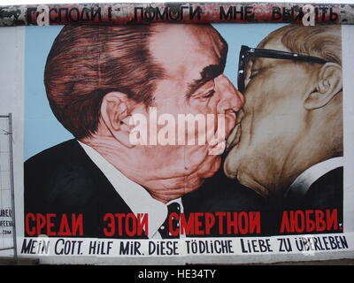 Sur l'ancien mur de Berlin, une peinture de Brejnev et Honnecker baiser avec phrase : "Mon Dieu, aide-moi à survivre cet amour mortel" Banque D'Images