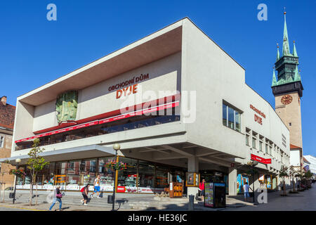 Department store Dyje, l'architecture brutale de la période communiste, place principale, Znojmo, en Moravie du Sud, République Tchèque, Europe Banque D'Images