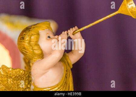 Angel à jouer de la trompette dans la crèche de Noël Banque D'Images