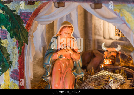 Sainte Vierge Marie dans la crèche de Noël Banque D'Images