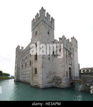 La cité médiévale Château Scaliger à Sirmione, une petite ville sur les rives du lac de Garde, Italie. Banque D'Images