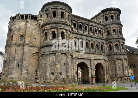 2ème siècle porte de ville romaine Porta Nigra de Trèves en Allemagne. Banque D'Images