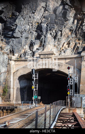 Harpers Ferry, WV - La CSX Railroad tunnel comme il ressort de la Blue Ridge de l'autre côté de la rivière Potomac de Harpers Ferry. Banque D'Images