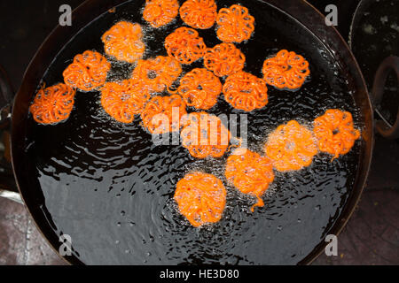 Close-up de sucreries indiennes colorées cuisine Jalebi Banque D'Images