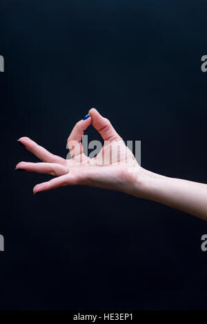 Femme Yoga mudra part isolé sur fond noir Banque D'Images