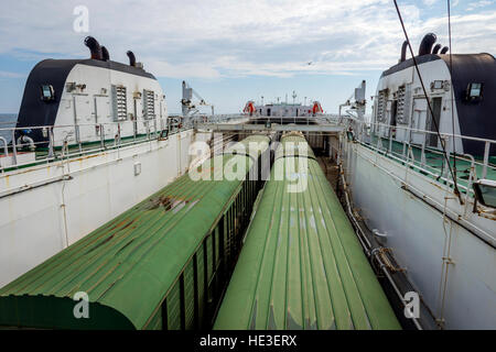 Train chargé sur le bateau sur la mer Banque D'Images