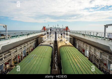 Train chargé sur le bateau sur la mer Banque D'Images