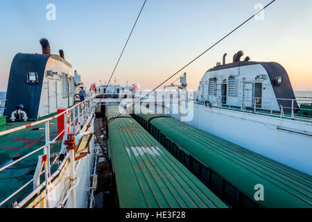 Train chargé sur le bateau sur la mer Banque D'Images