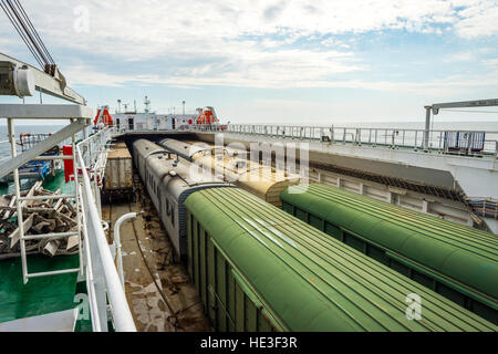 Train chargé sur le bateau sur la mer Banque D'Images