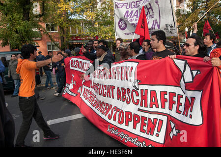 Samedi, 13 octobre 2012. Berlin, Allemagne. Marche de protestation des réfugiés. Protestation contre la déportation des réfugiés et l'obligation de résidence. Banque D'Images