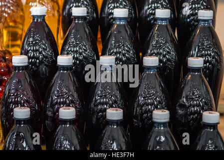 Les bouteilles en plastique remplie de vin Banque D'Images
