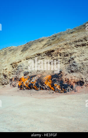 Burning rocks à la montagne de feu à Baku, Azerbaïdjan Banque D'Images