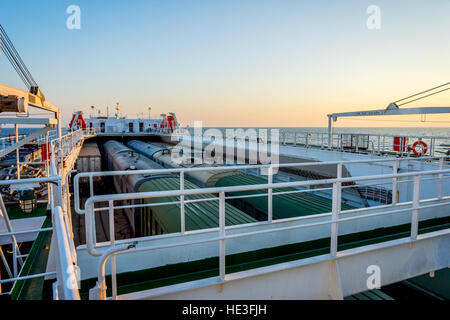 Train chargé sur le bateau sur la mer Banque D'Images